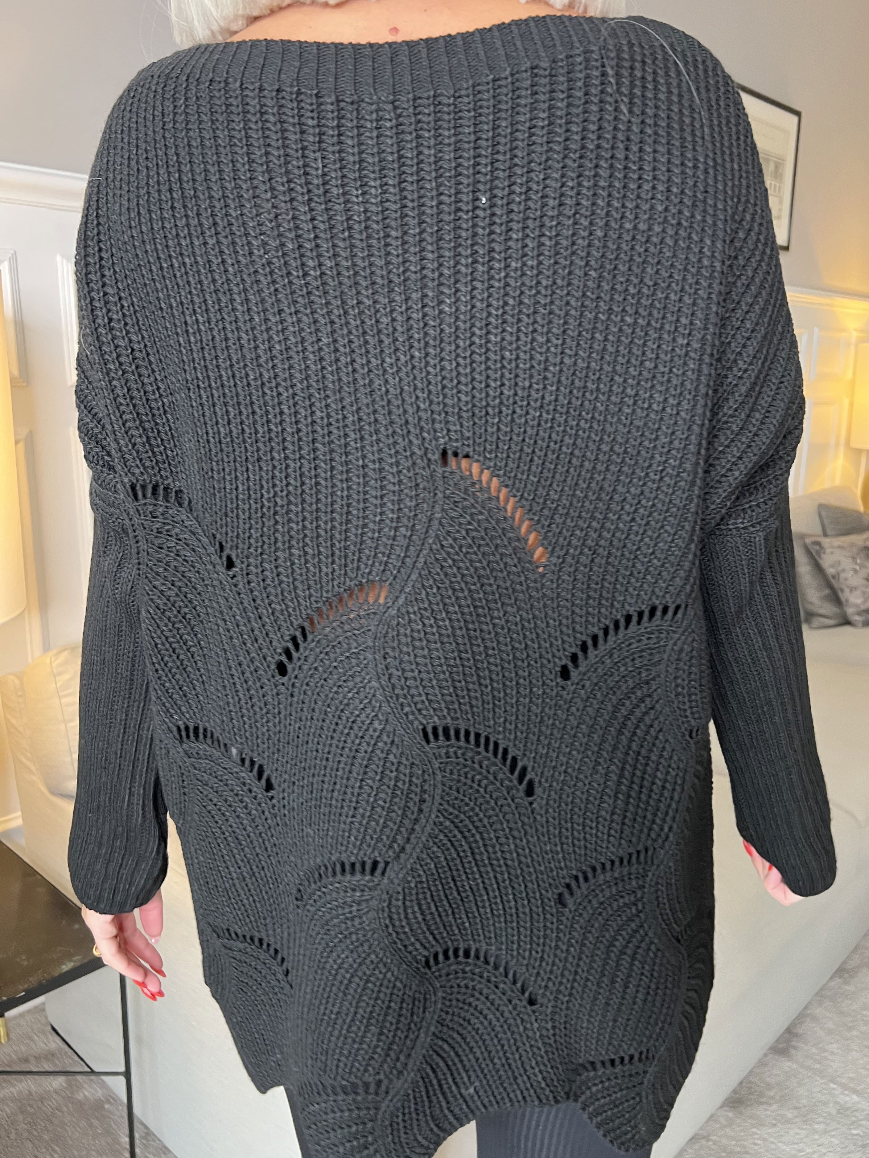 Perle - Vacker stickning med vita pärlor